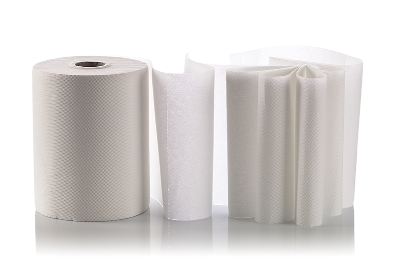 enrollar y doblar la toalla de papel