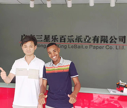 2.customer visiting our factory.jpg